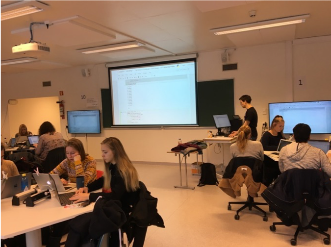A teaching assistant doing participatory live coding with BIOS1100 students (photo by the author)